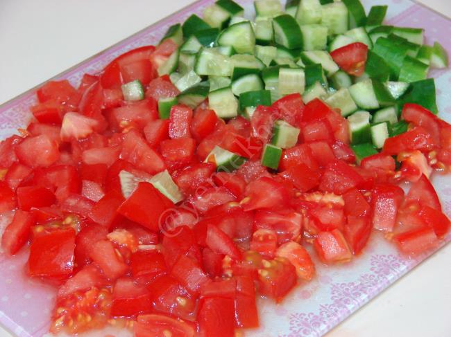 Nohutlu Çoban Salatası - Yapılışı (2/8) 