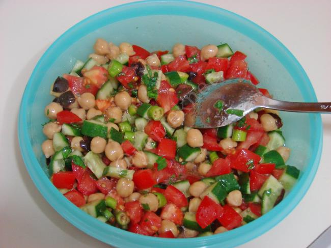 Nohutlu Çoban Salatası - Yapılışı (6/8) 