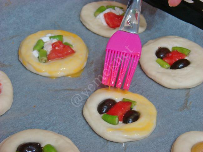 Pastane Usulü Minik Pizza - Yapılışı (11/16) 