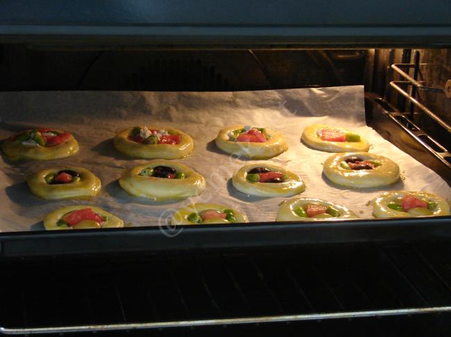 Pastane Usulü Minik Pizza - Yapılışı (13/16) 