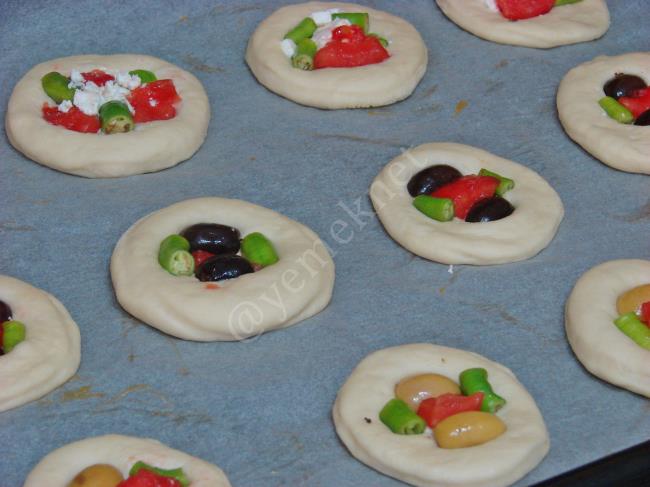 Pastane Usulü Minik Pizza - Yapılışı (9/16) 