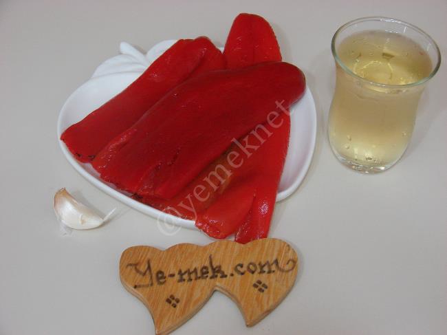 Sirkeli Közlenmiş Kırmızı Biber Salatası - Yapılışı (1/8) 