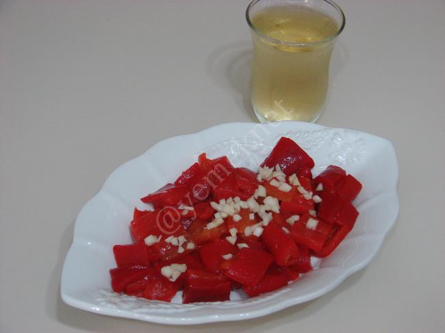 Sirkeli Közlenmiş Kırmızı Biber Salatası - Yapılışı (4/8) 
