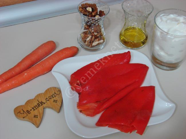 Közlenmiş Kırmızı Biberli Havuçlu Tarator - Yapılışı (1/8) 