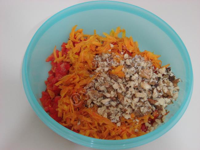 Közlenmiş Kırmızı Biberli Havuçlu Tarator - Yapılışı (4/8) 