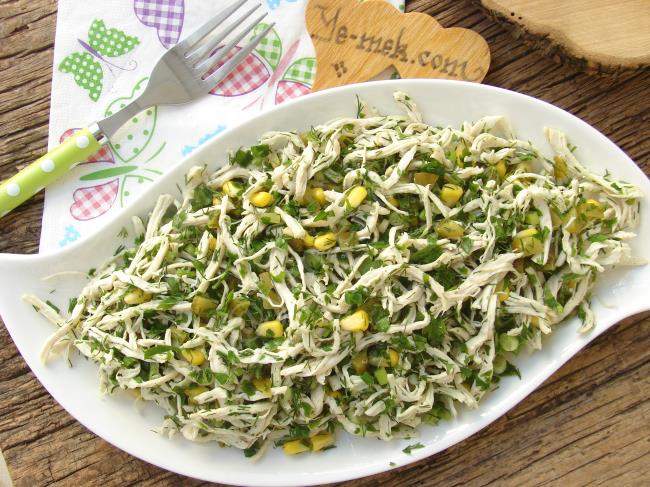 Hem Öğlen Hem de Akşam Yenebilecek Bir Salata : Yeşillikli Tavuk Salatası