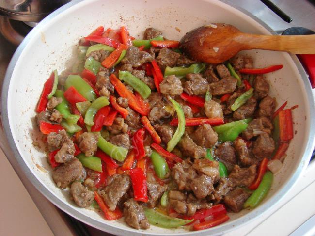 Biberli Mantarlı Et Sote - Yapılışı (6/12) 