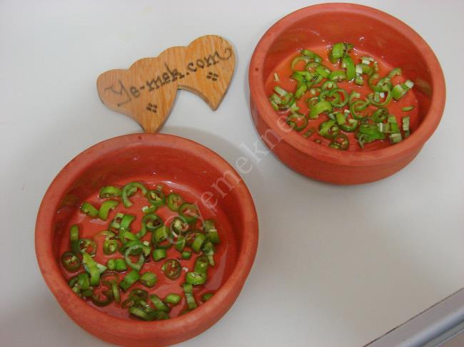 Fırında Domatesli Yumurta - Yapılışı (2/8) 