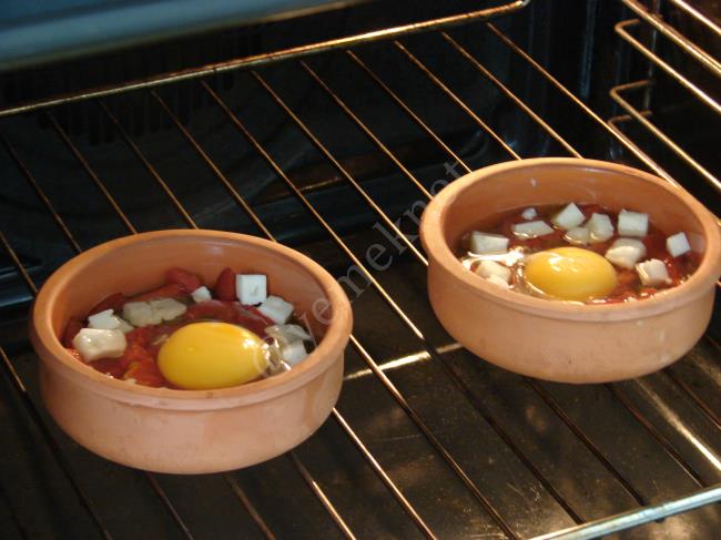 Fırında Domatesli Yumurta - Yapılışı (6/8) 