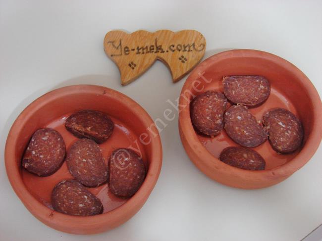 Fırında Sucuklu Kaşarlı Yumurta - Yapılışı (2/8) 