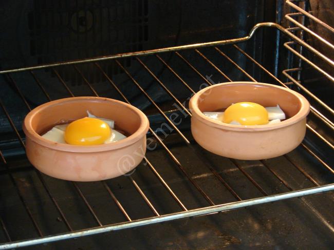 Fırında Sucuklu Kaşarlı Yumurta - Yapılışı (5/8) 