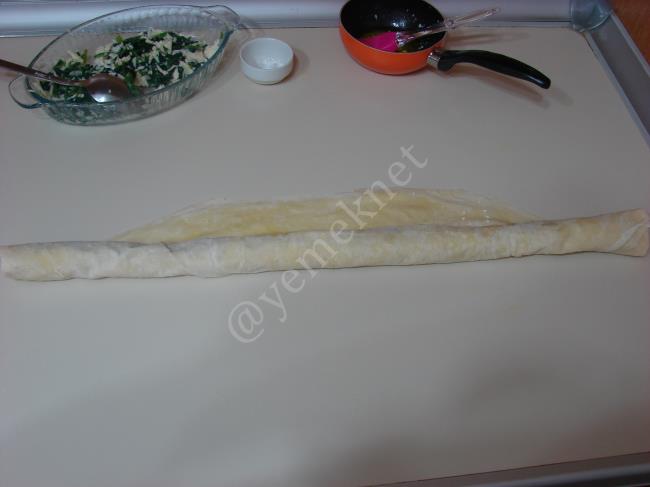 Ispanaklı Rulo Börek - Yapılışı (9/16) 