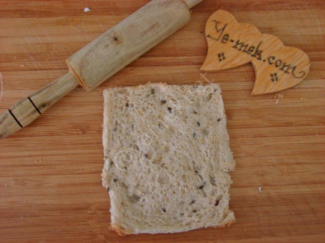 Kahvaltılık Salamlı Ekmek Ruloları - Yapılışı (3/12) 