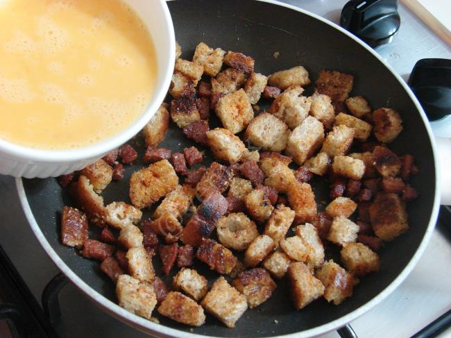 Kıtır Ekmekli Omlet - Yapılışı (4/8) 