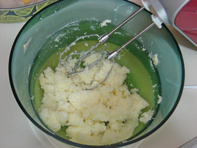 Şeftalili Alt Üst Kek - Yapılışı (6/16) 