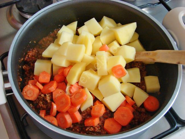 Kıymalı Havuçlu Patates Yemeği - Yapılışı (5/12) 