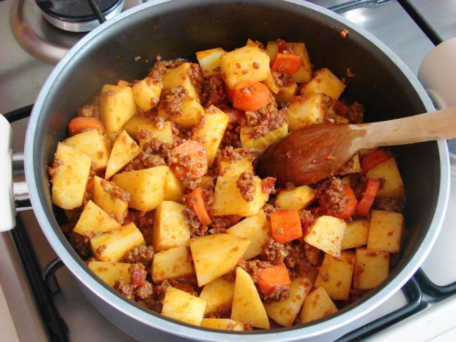 Kıymalı Havuçlu Patates Yemeği - Yapılışı (6/12) 