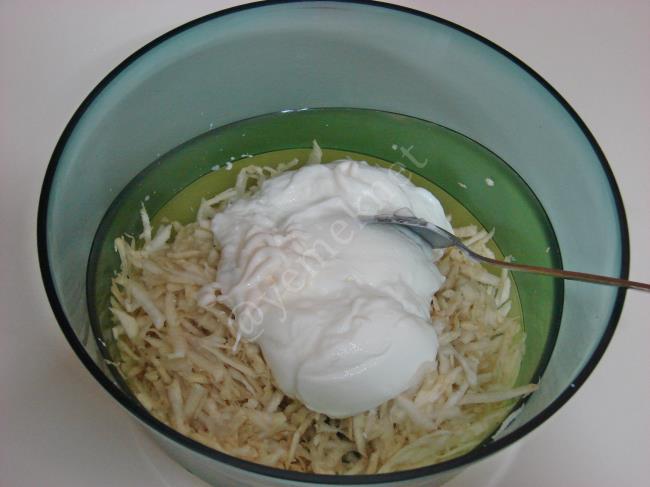 Yoğurtlu Kereviz Salatası - Yapılışı (3/8) 