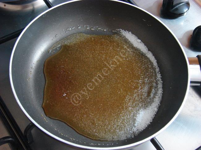 Karamel Soslu Muhallebi - Yapılışı (6/16) 