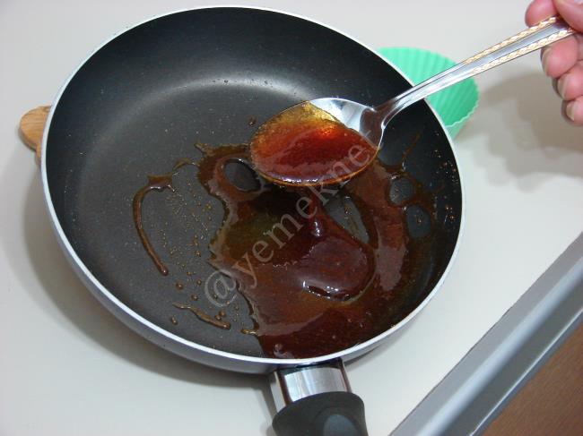Karamel Soslu Muhallebi - Yapılışı (8/16) 