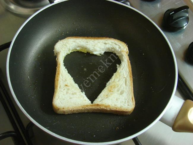 Ekmek İçinde Yumurta - Yapılışı (5/12) 