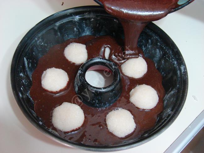 Hindistan Cevizli Sürpriz Kek - Yapılışı (11/16) 