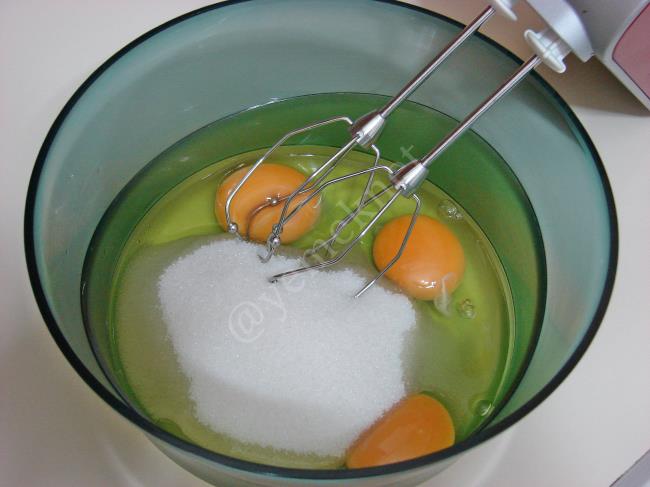 Hindistan Cevizli Sürpriz Kek - Yapılışı (5/16) 