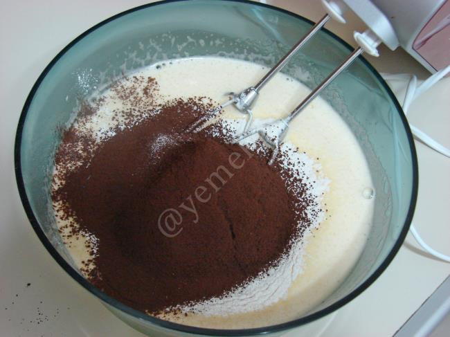 Hindistan Cevizli Sürpriz Kek - Yapılışı (7/16) 