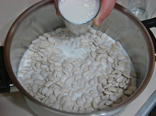 Sütlü Kuru Fasulye - Yapılışı (3/16) 