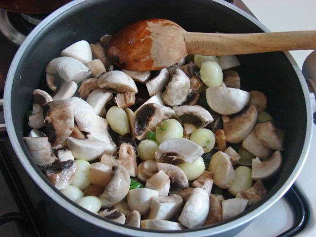 Arpacık Soğanlı Mantar Sote - Yapılışı (3/8) 