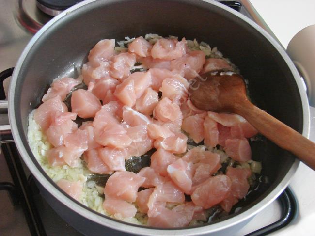 Bezelyeli Mantarlı Tavuk Sote - Yapılışı (3/12) 