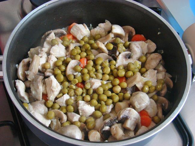 Bezelyeli Mantarlı Tavuk Sote - Yapılışı (6/12) 