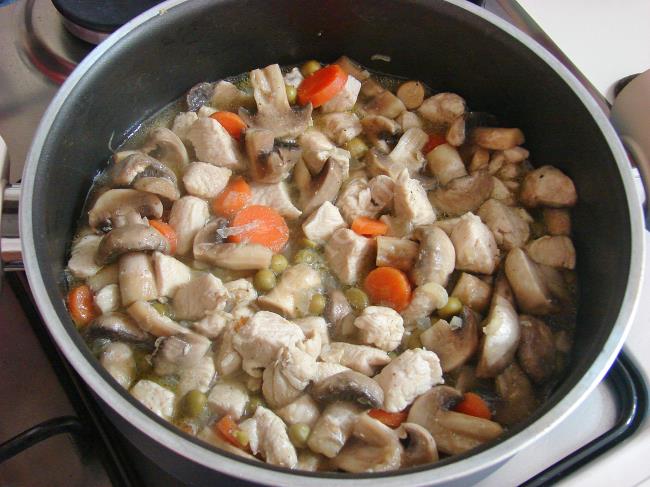 Bezelyeli Mantarlı Tavuk Sote - Yapılışı (7/12) 