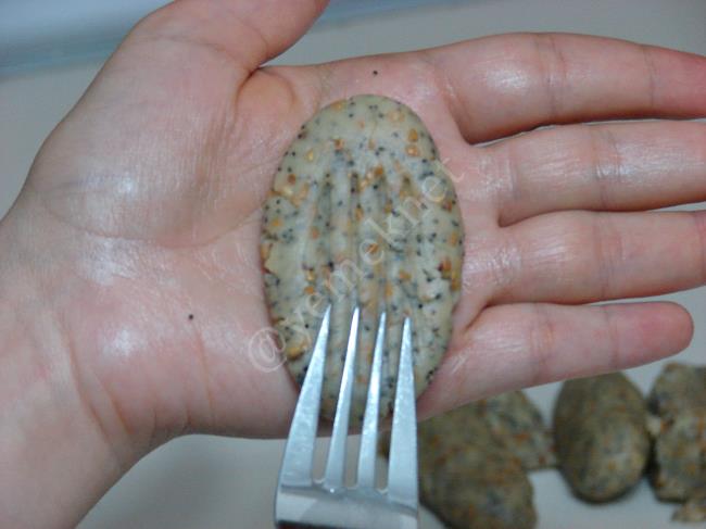 Çikolatalı Haşhaşlı Susamlı Kurabiye - Yapılışı (8/16) 