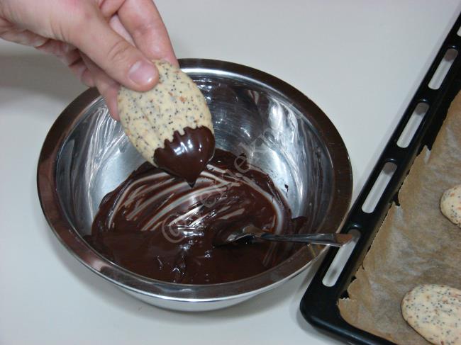 Çikolatalı Haşhaşlı Susamlı Kurabiye - Yapılışı (12/16) 