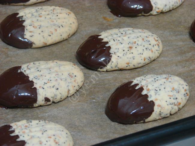 Çikolatalı Haşhaşlı Susamlı Kurabiye - Yapılışı (13/16) 