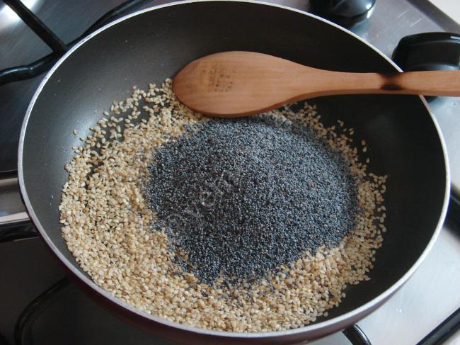 Çikolatalı Haşhaşlı Susamlı Kurabiye - Yapılışı (2/16) 