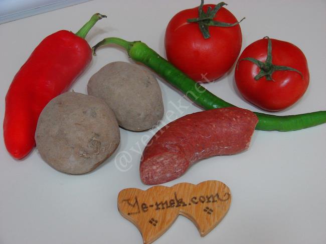 Fırında Kahvaltılık Sucuklu Patates - Yapılışı (1/12) 