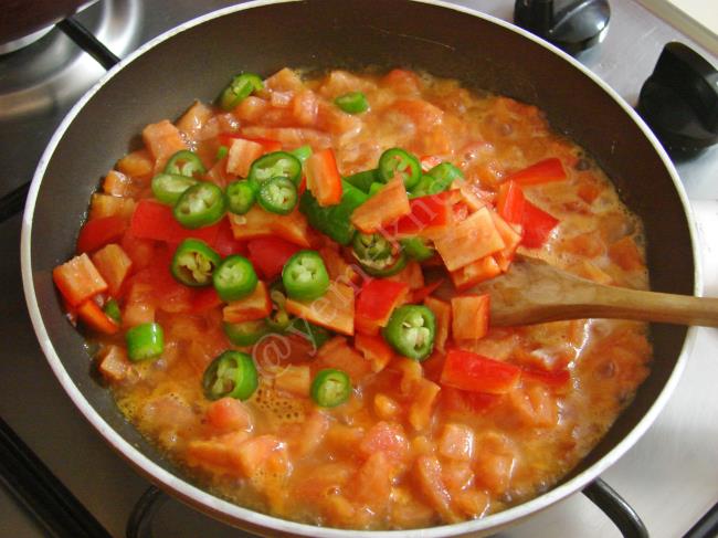 Fırında Kahvaltılık Sucuklu Patates - Yapılışı (3/12) 