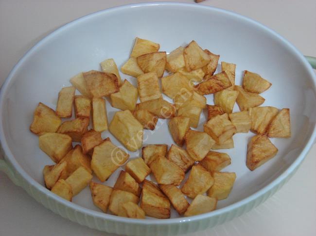 Fırında Kahvaltılık Sucuklu Patates - Yapılışı (5/12) 