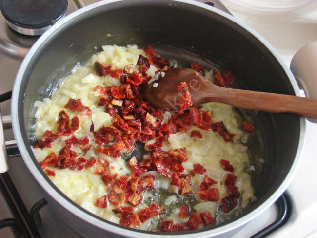 Kuru Domatesli Bulgur Pilavı - Yapılışı (5/12) 