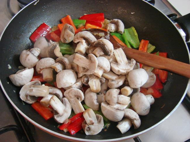 Patlıcanlı Mantar Sote - Yapılışı (7/12) 