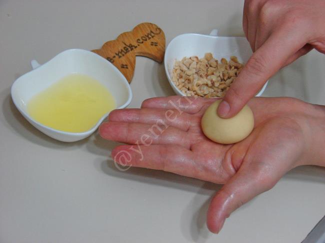 Çikolata Dolgulu Fındıklı Kurabiye - Yapılışı (6/16) 