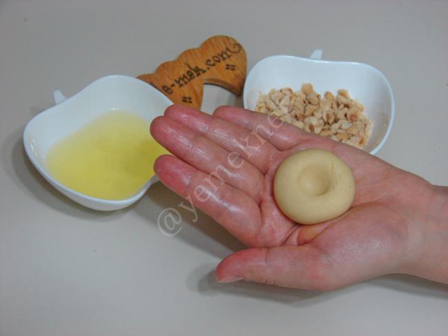 Çikolata Dolgulu Fındıklı Kurabiye - Yapılışı (7/16) 