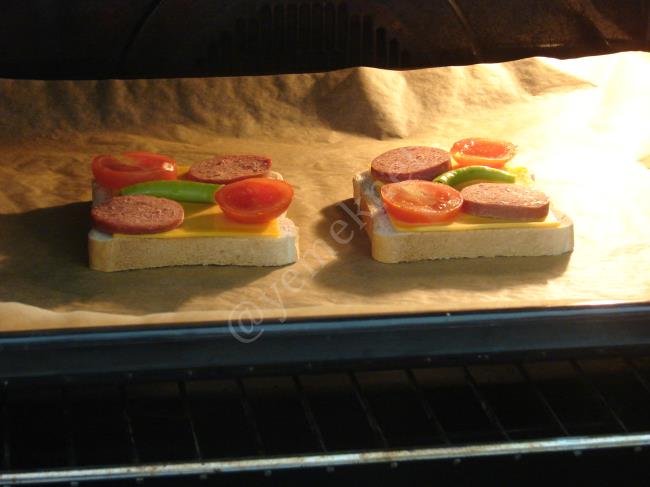 Fırında Sucuklu Ekmek Dilimleri - Yapılışı (4/8) 