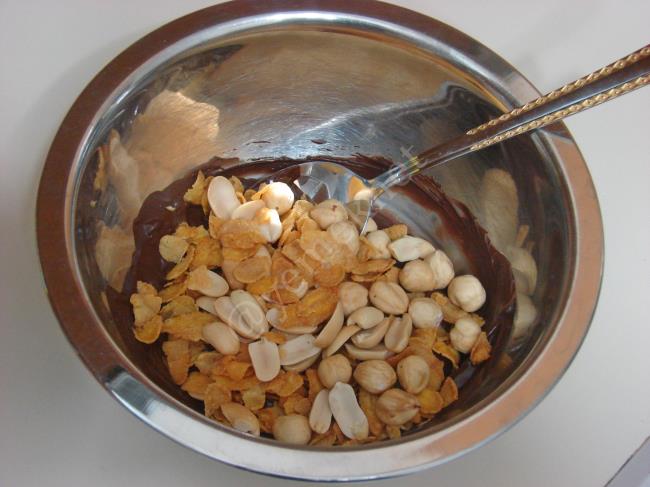 Kuru Yemişli Mısır Gevrekli Çikolatalı Tatlı - Yapılışı (5/12) 