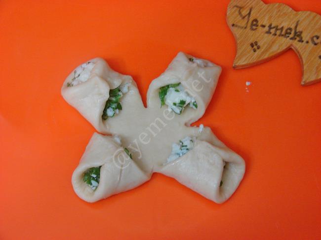 Peynirli Yonca Poğaça - Yapılışı (9/16) 