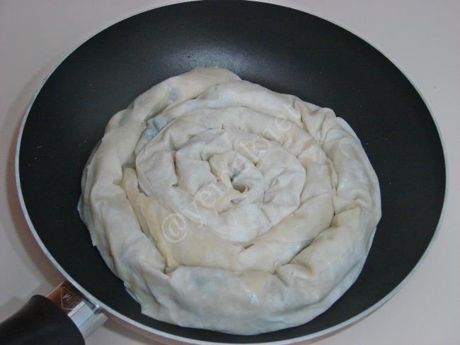 Tavada Ispanaklı Kol Böreği - Yapılışı (12/16) 