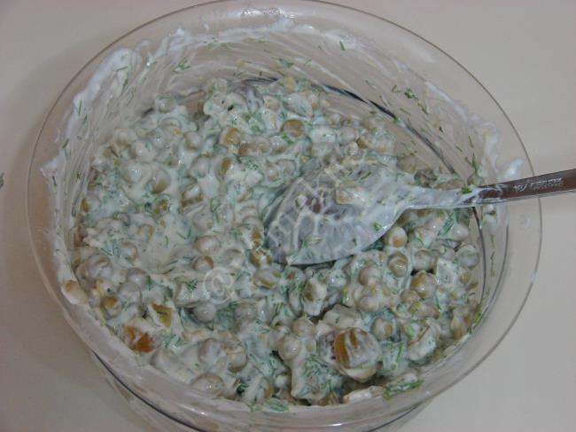 Yoğurtlu Bezelye Salatası - Yapılışı (8/12) 