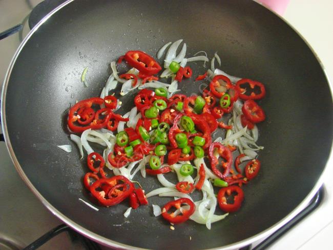 Acılı Tavuk Sote - Yapılışı (3/12) 